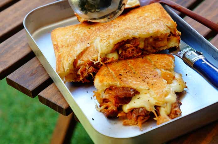 切り分けた金の豚角煮ホットサンド