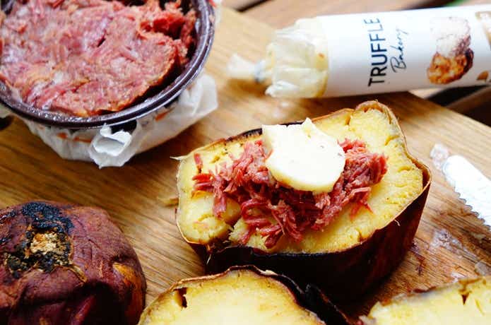 焼きいもに、成城石井のコンビーフとトリュフバターをのせたアレンジ