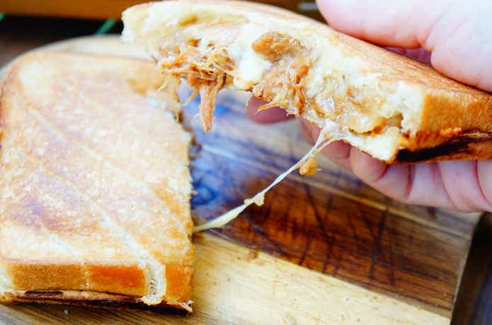 金の豚角煮ホットサンド、チーズとろ~り