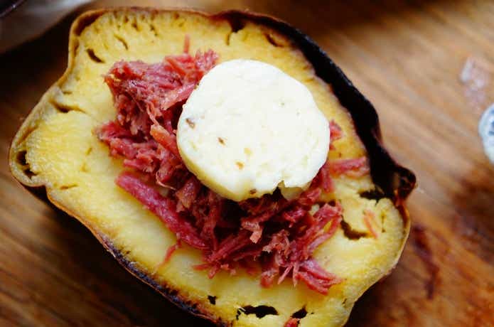 焼きいもに、成城石井のコンビーフとトリュフバターをのせたアレンジ