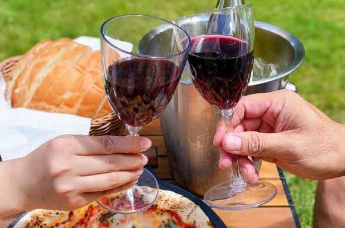 ワンセカンド「ペット製 ワイングラス」にワインを入れて乾杯