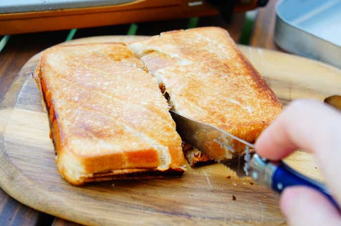 金の豚角煮ホットサンドを切る様子