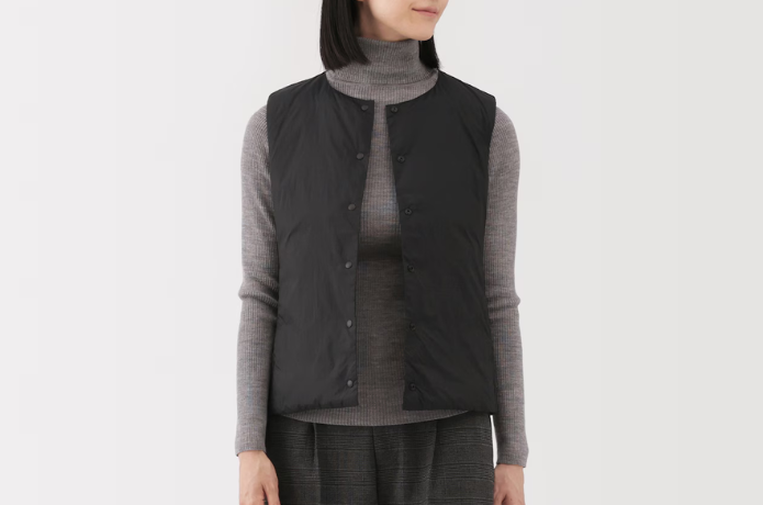 無印良品 軽量ダウンポケッタブルノーカラーベスト