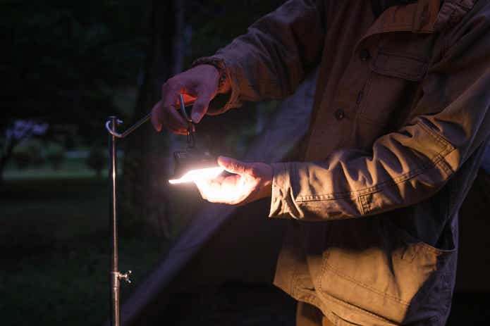 スリムライトミニをランタンポールに吊るす