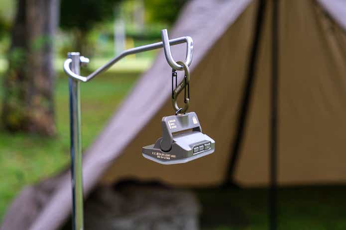 スリムライトミニをランタンポールに吊るす