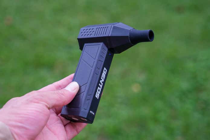 ブロワー疾風を手にもつ