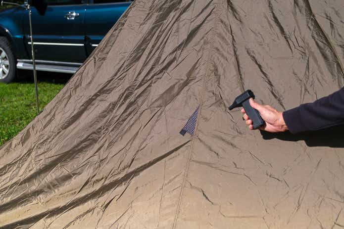 ブロワー疾風でテントの水滴を飛ばす