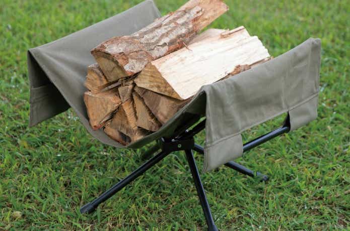 スタンド付き薪バッグに薪を乗せている様子