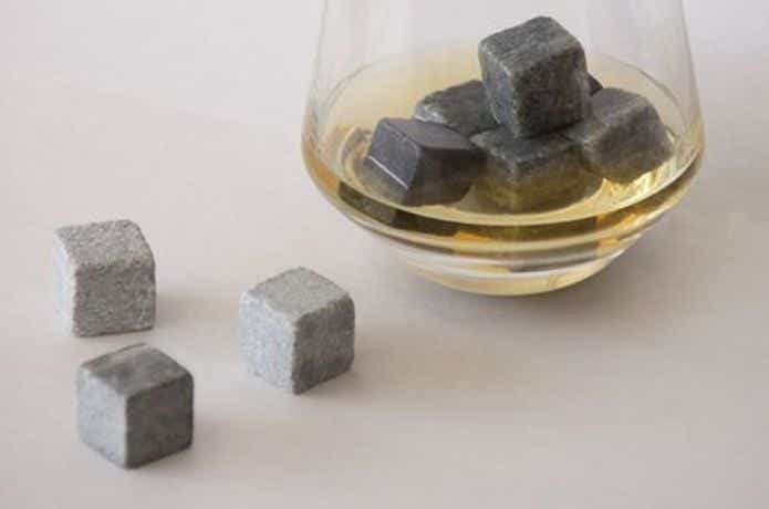 HUKKA DESIGN「アイスキューブロック」をグラスに入れる