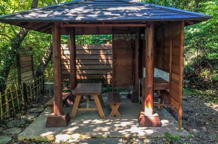 有野実苑オートキャンプ場の屋根がある場所