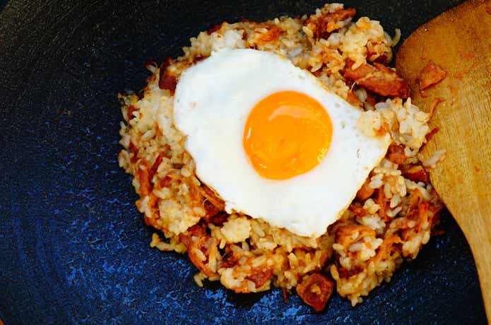 金の豚角煮ガリバタ飯工程、目玉焼きをのせた様子