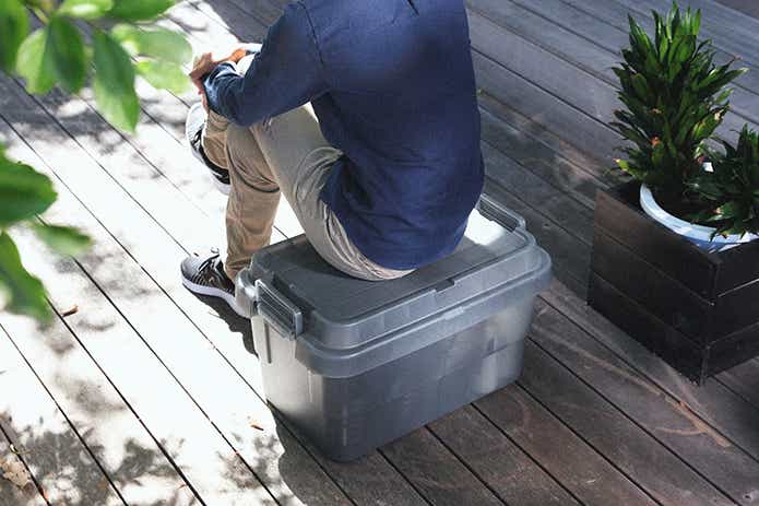 トランクカーゴに座る男性