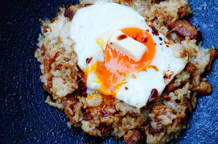 金の豚角煮ガリバタ飯に半熟卵、バター、醤油をのせたアレンジ