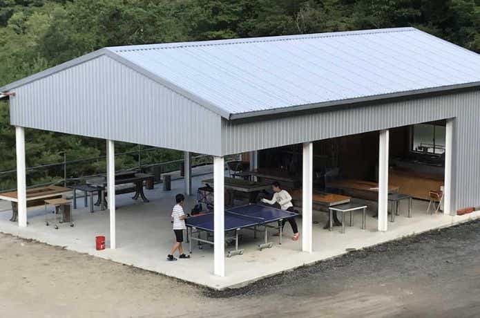 キャンプ＆コテージ ポパイテンの屋根の下で卓球