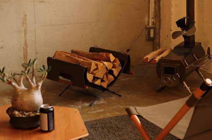 屋内で薪を入れておいてある薪バッグ