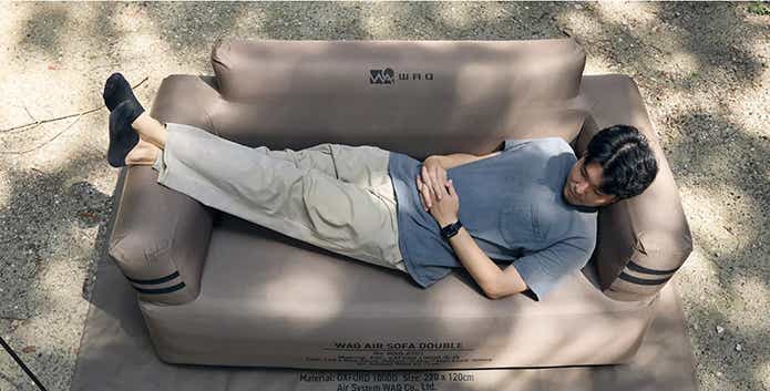 エアソファで寝転ぶ男性