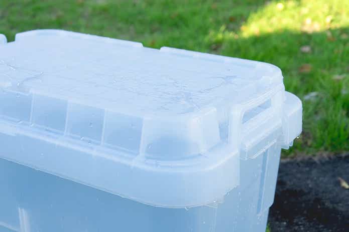 雨に濡れたトランクカーゴのふた部分