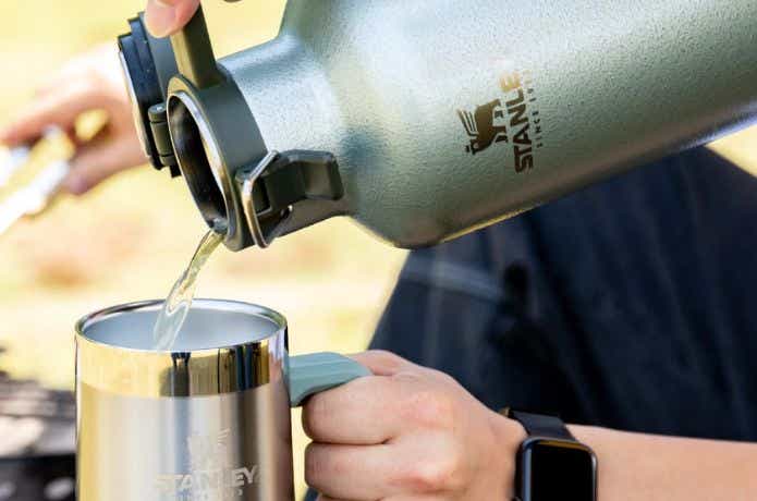スタンレー「クラシック真空グロウラー 1.9L」から飲み物をジョッキに注ぐ