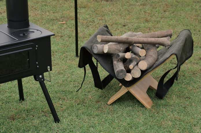 薪バッグに薪を乗せている様子