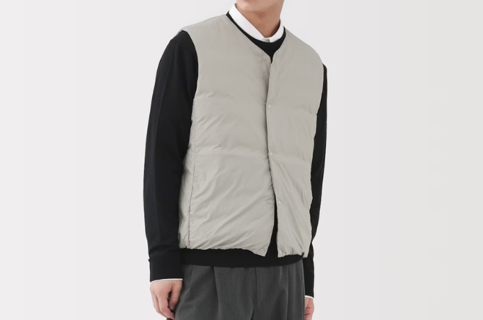 無印良品 軽量ダウンポケッタブルノーカラーベスト