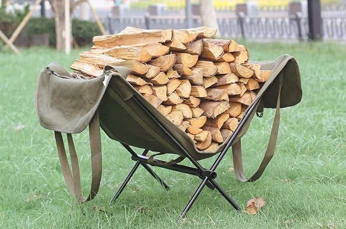 スタンド付き薪バッグに薪を乗せている様子