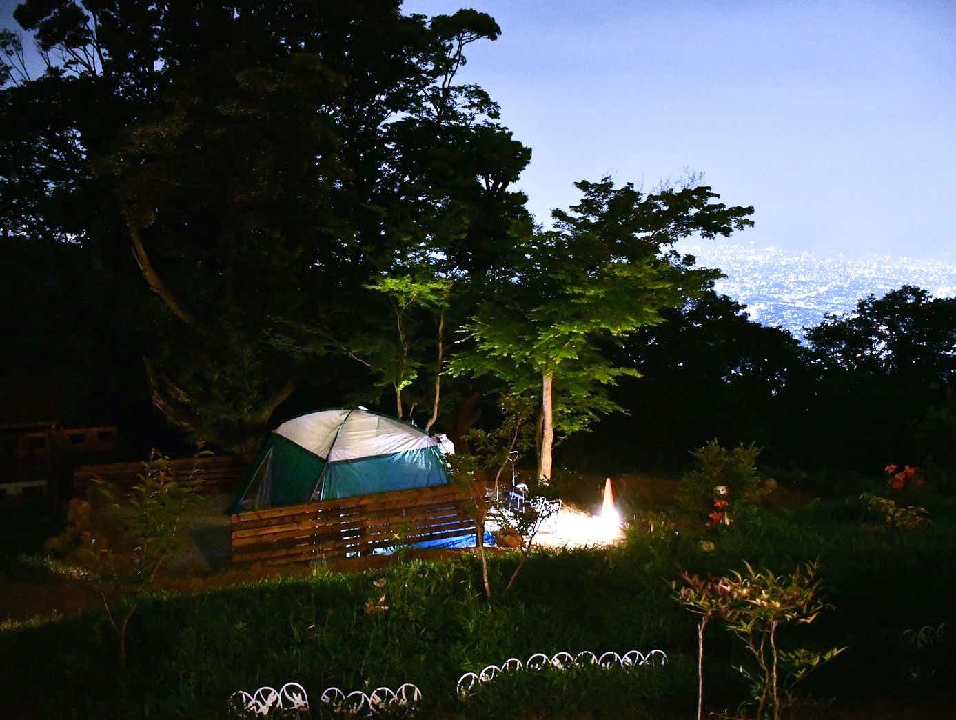 大阪の街を一望できるキャンプ場。露天風呂で贅沢に過ごすのもおすすめ