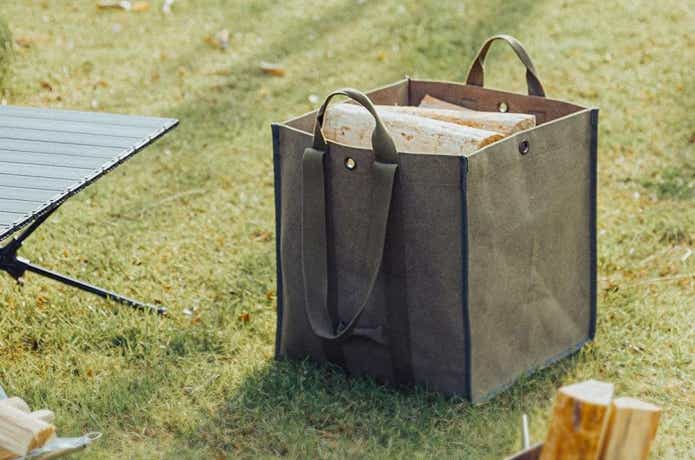 トート型薪バッグに薪を入れている様子