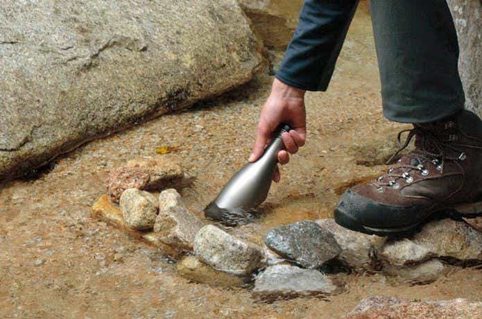 スノーピーク「酒筒（さかづつ）Titanium」を川で冷やす