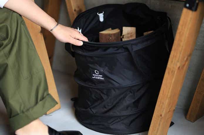 トラッシュボックスに薪を入れている様子