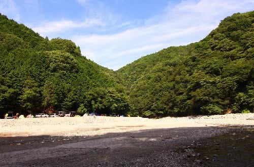 直火OKのサイトで焚火をしながら星空観察。都心からのアクセス良好