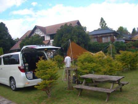 静かに過ごしたい人におすすめの湖畔キャンプ場。設備も清潔