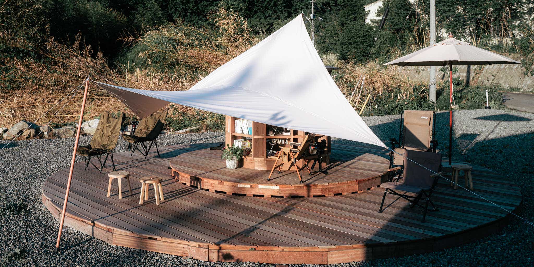 甲府盆地の夜景を一望できる。カフェバーも併設