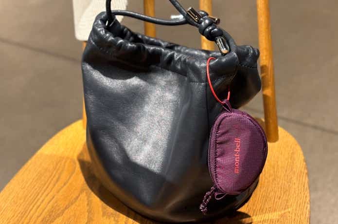 コインパースをカバンにに吊り下げている