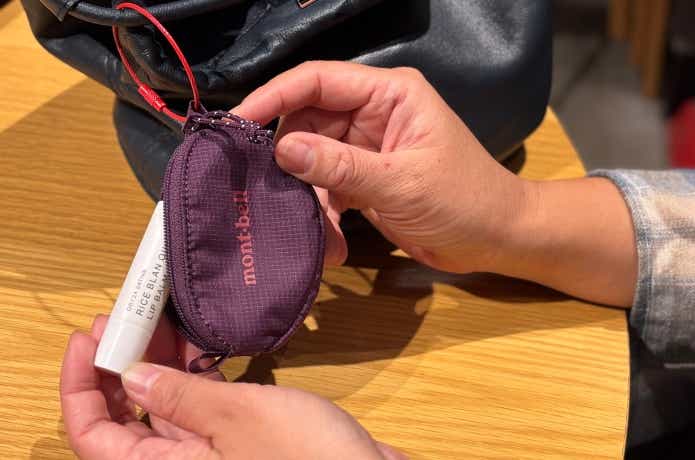 コインパースからリップを取り出している