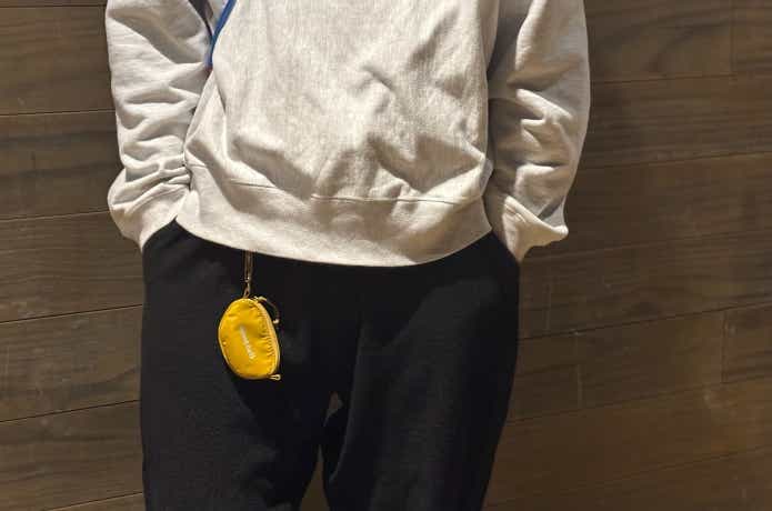 コインパースをズボンのベルトにぶら下げている