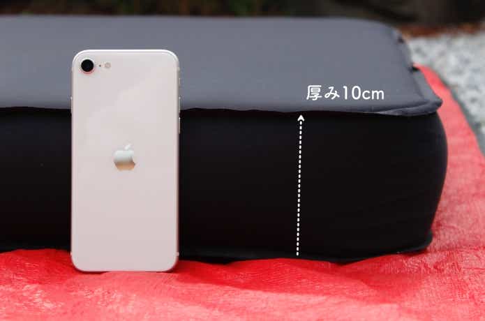 10cmの厚みをスマホと比較