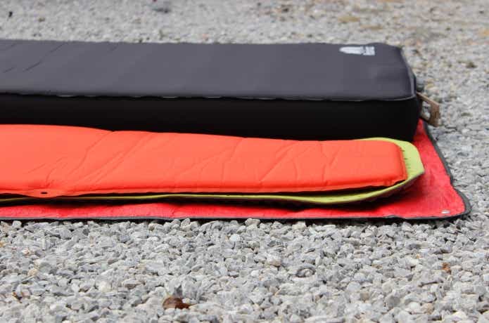 手持ちのマット2種と厚み比較