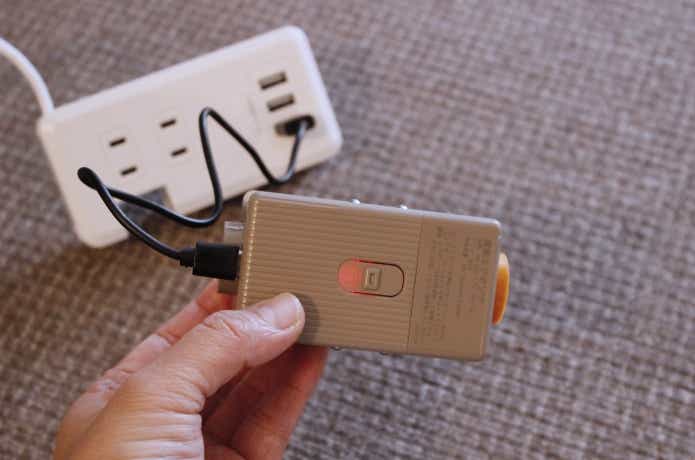 電動ポンプを充電しているところ