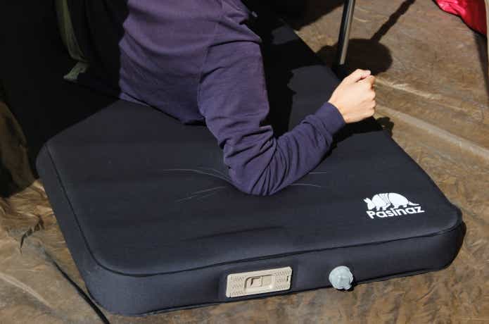 マットの上で肘をついている