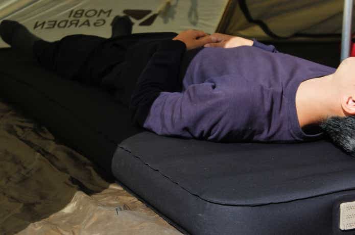 マットに寝ている