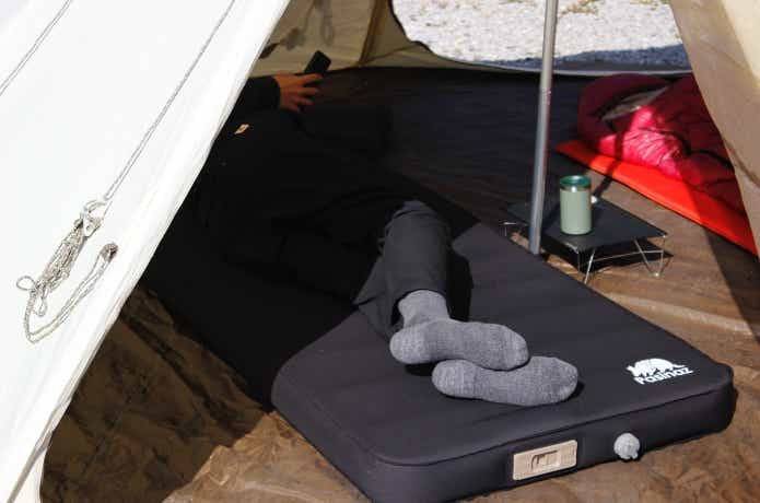 マットの上に寝転がっている