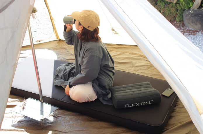 マットの上に座っている