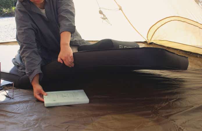 保冷剤をマットの下に入れている