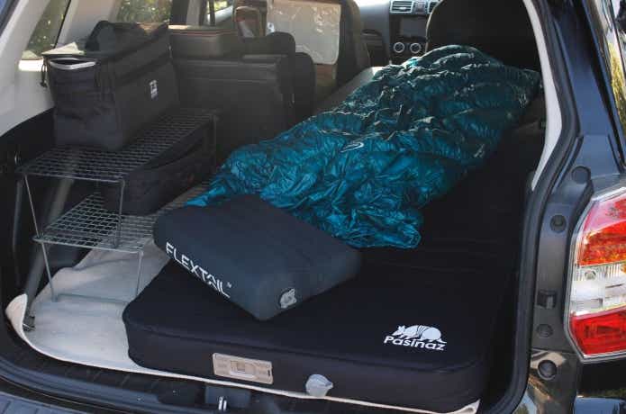 車中泊用のベッドにしている