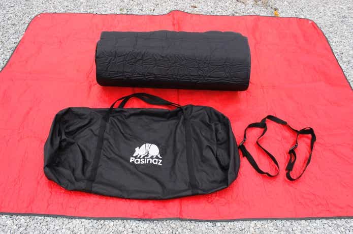 収納状態のマット、収納袋、コンプレッションベルト