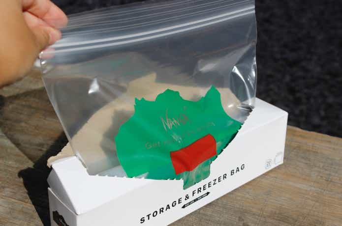 ナンガのストレージアンドフリーザーバッグを1枚取り出しているところ