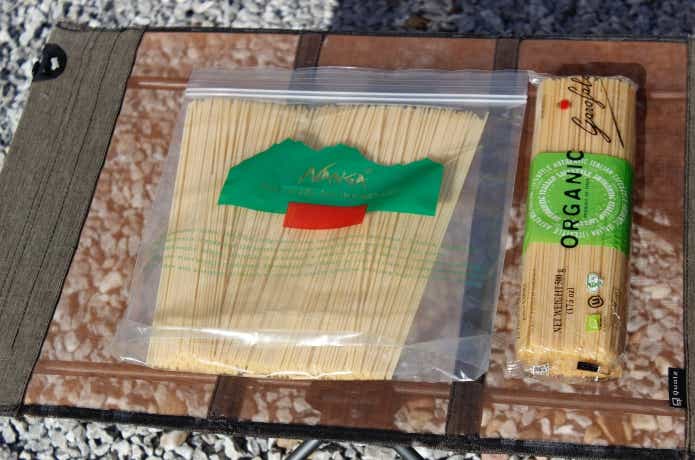 パスタを入れている