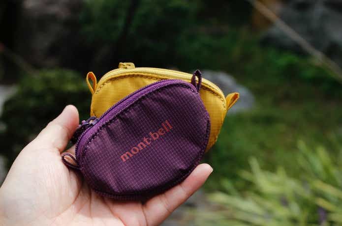 コインパースを手のひらにのせている