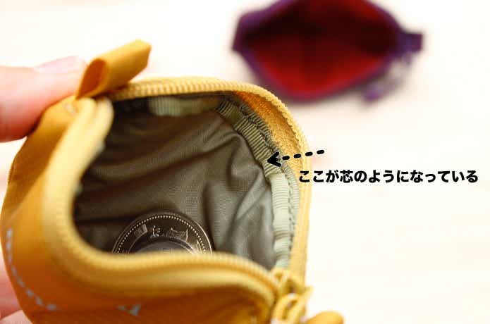 両端をはさむと口が大きく開く