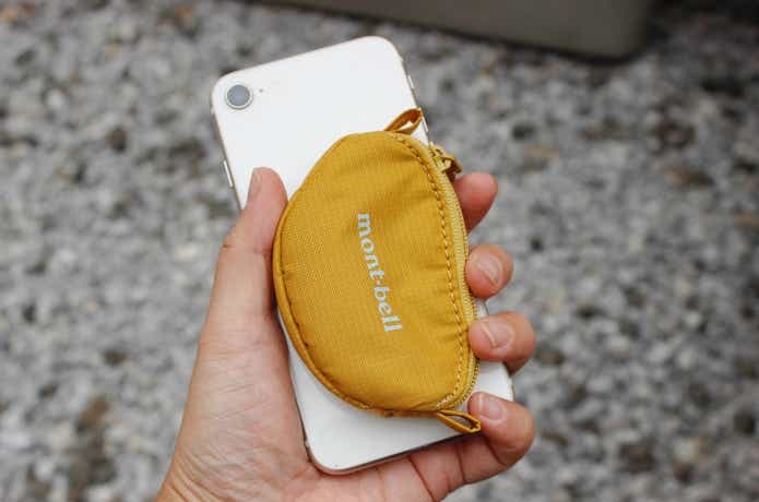 コインパースとスマホを重ねている